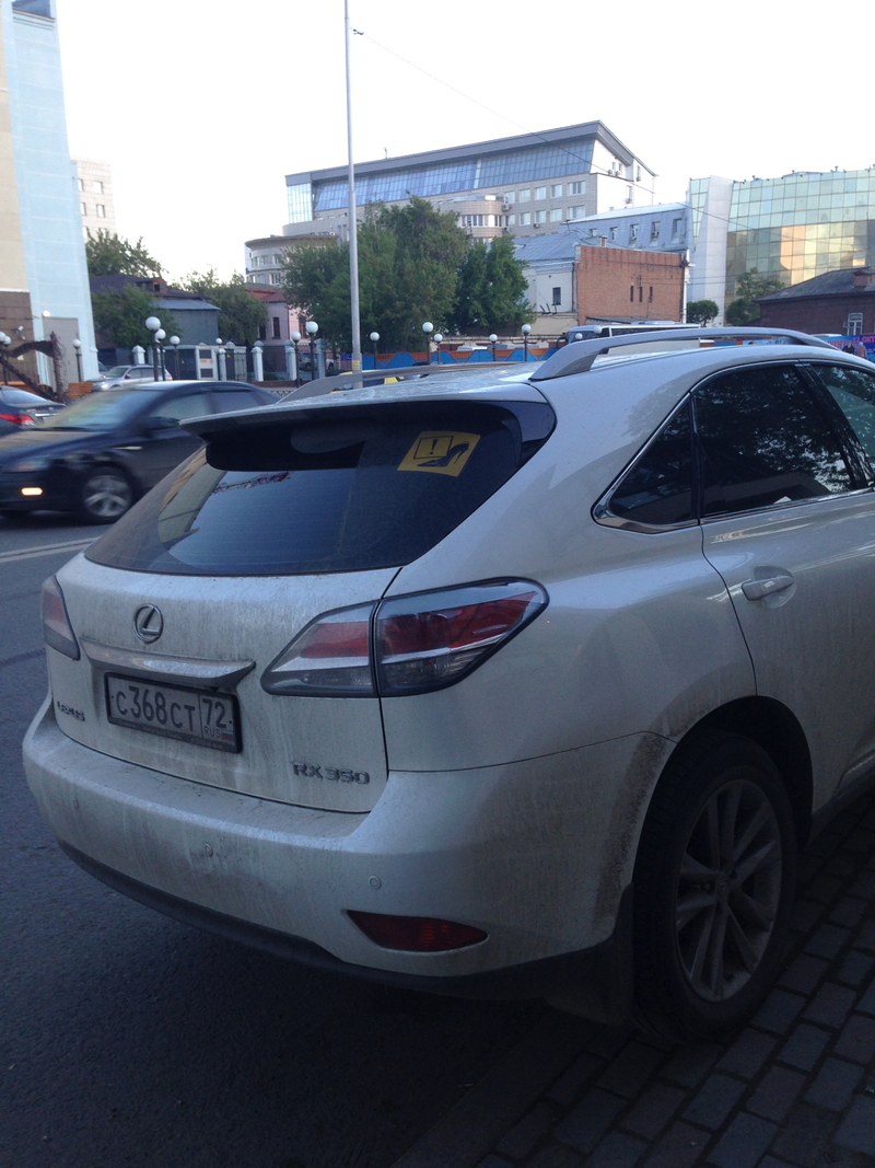 Illustration for article titled Photos I took of cars when I was in Russia